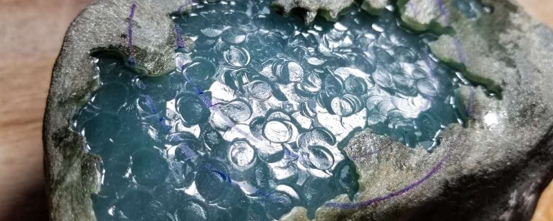 玻璃种翡翠原石特征